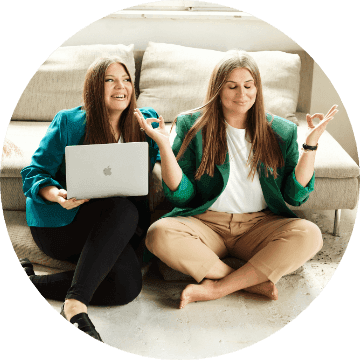 Na zdjęciu znajdują się właścicielki agencji kreatywnej Detalle - Beata i Ula. Kobiety swoją postawą i mimiką twarzy pokazują doskonale rozwiniętą kobiecą intuicję.