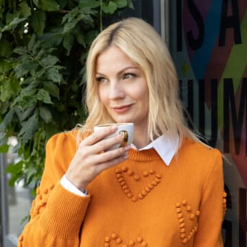 Na zdjęciu znajduje się kadr z backstag’u sesji zdjęciowej z Katarzyną Kołeczek, Ewą Mazurek oraz Aleksandrą Świtaj. Obraz przedstawia modelki oraz fotografkę i wideofilmowca wraz z dwiema założycielkami marki Detalle - Beatą i Ulą, które się uśmiechają.